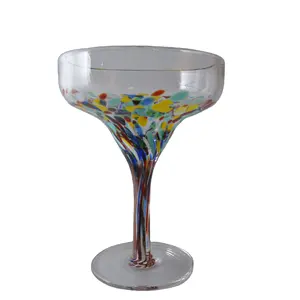 Vendita calda di 350ml Design classico soffiato a mano bicchieri di Margarita riciclati in stili colorati per uso di vino