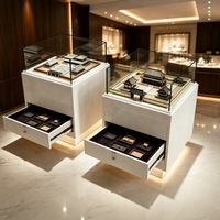 Vitrine de présentation de bijoux en verre carrée moderne avec base en pierre et éclairage LED pour magasin de bijoux