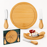 Plateau de service rond en bois de petite taille avec outils en acier inoxydable, plateau à fromage en bambou personnalisé avec logo pour cadeau de mariage ou de fête