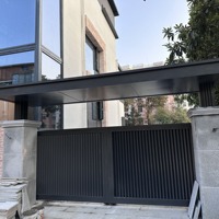 Portail coulissant contemporain en alliage d'aluminium avec grille décorative et moteur électrique pour mur de clôture