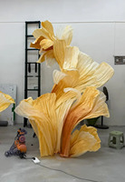 Installation géante de fleurs en papier plissé couleur champagne pour toile de fond de mariage