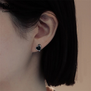 Pendientes colgantes de plata de ley S925 con forma de corazón de Zirconia negra, pendientes asimétricos con flecos con circón chapado en oro para mujer - Product Image 2