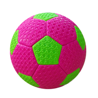 Mini ballon de football promotionnel pour enfants, surface mate en PVC de 2,5 mm, avec deux points de couture machine et texture de surface à deux points de couture machine, idéal pour cadeaux.