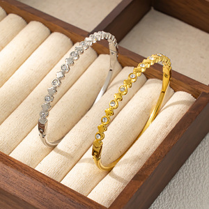 กำไลข้อมือสแตนเลสดีไซน์ดั้งเดิม SZ033 ชุบทอง 18K ประดับเพชรทรงหัวใจสำหรับผู้หญิง เครื่องประดับปลอดสารก่อภูมิแพ้ - Product Image 1