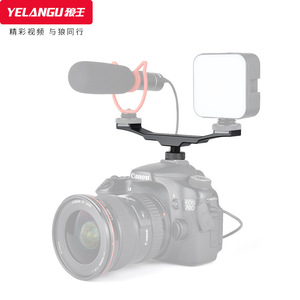 อะแดปเตอร์ฮอตชู Yelangu A64 แบบคู่ สำหรับกล้องโทรศัพท์มือถือ ไลฟ์สด รองรับไมโครโฟนภายนอกแบบโลหะ - Product Image 1