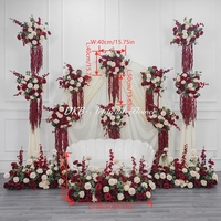 Verspieltes Waldstil-Arrangement aus Burgunderroten Champagnerrosen, Handgefertigter Blumen-Hintergrund für Brautparty & Outdoor-Hochzeit