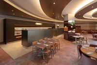 Meubles de restaurant occidental haut de gamme, canapé banquette incurvé rembourré en tissu et ensemble table et chaises