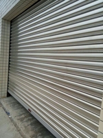Porte à enroulement en aluminium résistante au vent, design minimaliste pour supermarché, usage industriel, stockage en conditions climatiques difficiles, protection