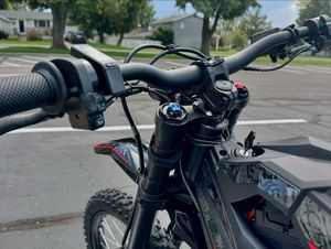 En stock, moto électrique Talaria Sting MX5 Pro noire, 13,4 kW, 60 V, autonomie de 120 km, vitesse maximale, moto de course électrique MX4 pour adultes, pour les États-Unis et l'UE - Product Image 3