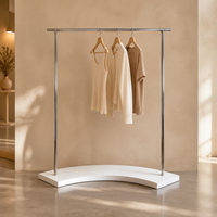 Porte-vêtements en acier inoxydable à base incurvée, recyclable, pour présentation de vêtements en magasin, taille personnalisée en usine, finition chromée, montage facile