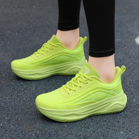 Sepatu Pasangan Impor Model Baru Wanita Bahan Mesh Bernapas untuk Sneakers dengan Tali Pengikat Gaya Korea Sol Lembut Ringan