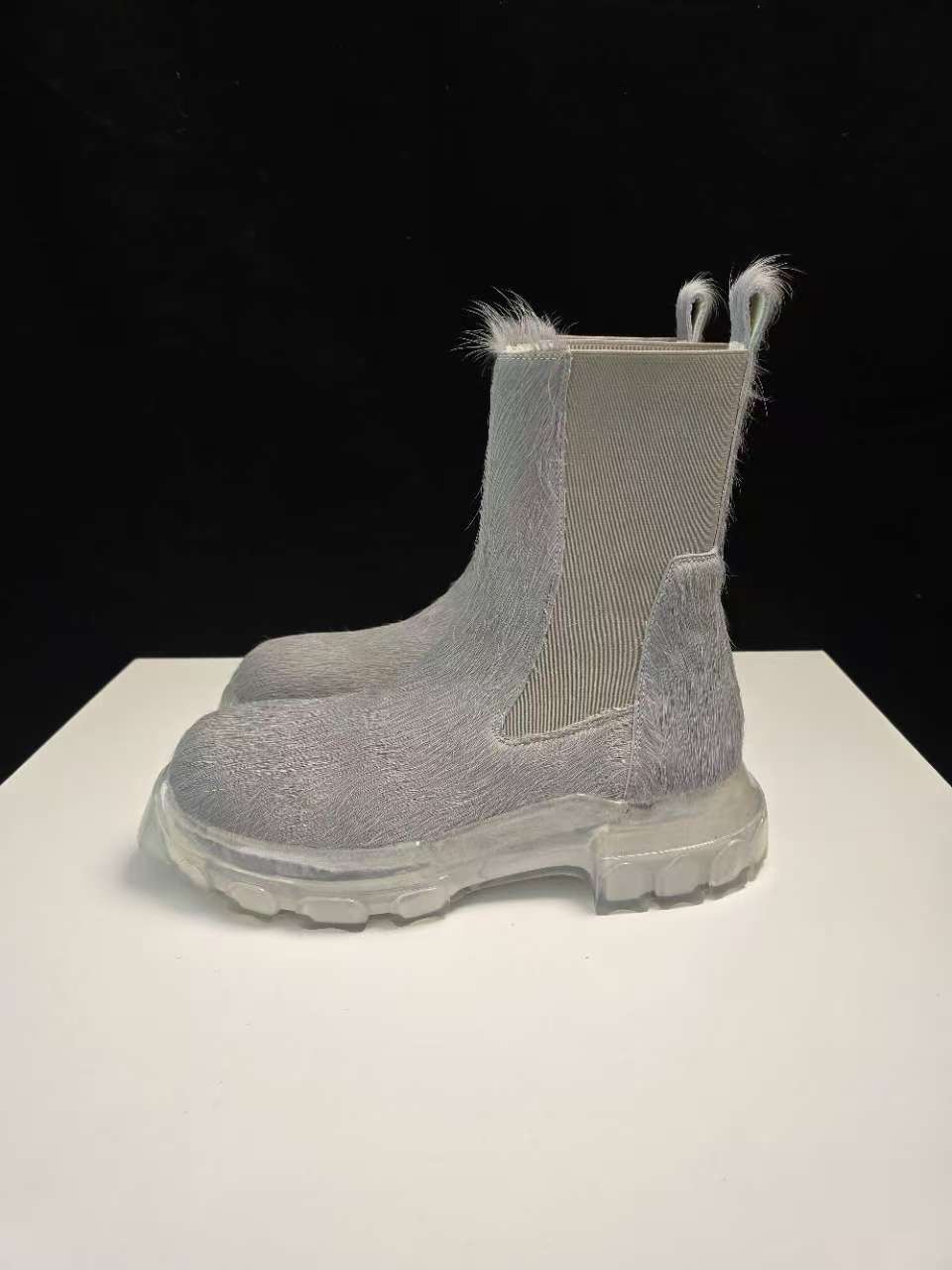 Botas ajustadas con base de pulpo y pelo de caballo gris.