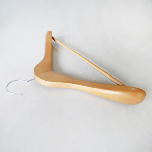 Percha de madera clásica con contorno natural y hombros anchos para taller de sastrería profesional, percha de madera personalizada. - Product Image 4