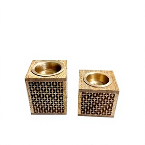 Brûleur d'encens traditionnel arabe en bois avec insert en laiton et gravure géométrique pour une utilisation aromatique, porte-encens toutes saisons - Product Image 1