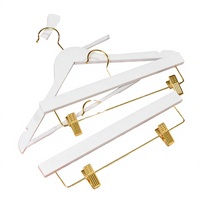 Cintre en bois blanc avec pinces dorées, crochet plat simple, design minimaliste et écologique pour magasin de vêtements et organisation de placard