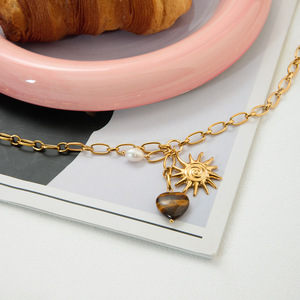 Collar con colgante de corazón de ojo de tigre y dije de sol, cadena dorada para mujer, uso diario - Product Image 4