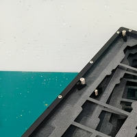 Plateau de fixation en mousse sur mesure usiné CNC, matériau de protection amortissant avec cadre en plastique et attaches en acier inoxydable
