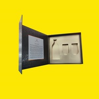 Boîte d'emballage pour gin avec insert en papier doré imprimé sur mesure, magnétique, fabriquée par STPP, pour coffret cadeau d'alcool avec verres
