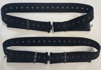 Ceinture de couleur noire robuste de 56mm avec une rangée de 50 œillets noirs et embouts de boucle à crochet