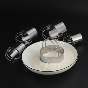 Set Professionale di 5 Utensili <span class=keywords><strong>per</strong></span> Impasto con <span class=keywords><strong>Stampi</strong></span> Rotondi <span class=keywords><strong>per</strong></span> Pasticceria, Ciambelle, Torte, <span class=keywords><strong>Biscotti</strong></span> con Manico - Product Image 6