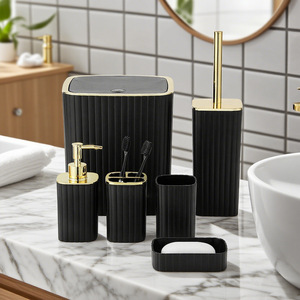 Juego <span class=keywords><strong>de</strong></span> Accesorios <span class=keywords><strong>de</strong></span> <span class=keywords><strong>Baño</strong></span> <span class=keywords><strong>de</strong></span> Plástico con <span class=keywords><strong>Tapa</strong></span> Negra para Hotel y Hogar, Dispensador <span class=keywords><strong>de</strong></span> Jabón, Cepillo <span class=keywords><strong>de</strong></span> Dientes, Escobilla <span class=keywords><strong>de</strong></span> <span class=keywords><strong>Baño</strong></span>, Cubo <span class=keywords><strong>de</strong></span> Basura y Vaso - Product Image 1