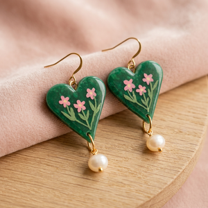 Pendientes colgantes de corazón verde para mujer, bonitos pendientes colgantes con perlas de imitación chapadas en oro y pintura floral rosa - Product Image 2