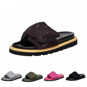 Nieuwe Zomer Damesontwerper Luxe Slides Slippers Platte <span class=keywords><strong>Jelly</strong></span> Sandalen Beroemd Merk Antislip Strandschoenen Casual Outdoor Sandalen - Product Image 4