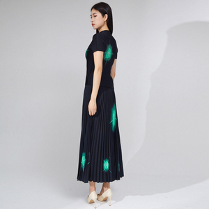 Completo da donna Agile Supply con top a maniche corte e gonna lunga con stampa a stelle, abbigliamento estivo da viaggio e resort, set due pezzi plissettato Miyake. - Product Image 4