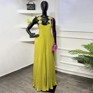 Vente en gros usine de vêtements pour femmes : Nouvelle collection Printemps 2026 – Robe élégante à bretelles florales 3D, couleur unie, plissée et dos nu - Product Image 2