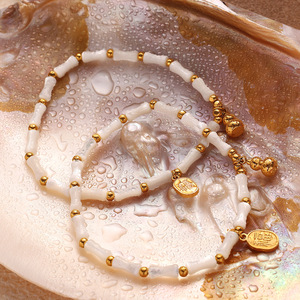 สร้อยข้อมือเหล็กไทเทเนียมประดับเปลือกหอยสีขาว เปลือกหอยธรรมชาติ สีทอง ของขวัญเครื่องประดับสำหรับทุกเพศ - Product Image 3