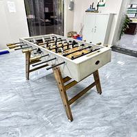 Ballon de football, table en bois massif