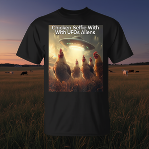 T-shirt con grafica Chicken Selfie With Ufos Aliens, vestibilità standard unisex per adulti - Product Image 3