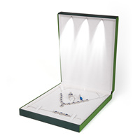 Zebopak Schmuckbox mit Beleuchtung vom Hersteller, Tiefgrüner Samt mit Braunem Besatz, Schmuckverpackung für Anhänger und Ringe, Geschenkset