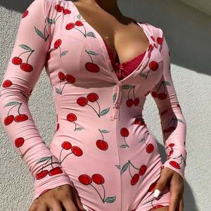 Lencería Sexy con Estampado de Cerezas SFY-Y1352, Cómoda, de Seda Láctea Esmerilada, Ajustada, con Estampado de Cerezas - Product Image 2