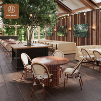 Canapé en cuir en forme de L, mobilier de café-restaurant, tables en marbre et chaises en rotin tissé beige, ensemble de salle à manger pour café