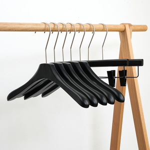 Cintre en plastique personnalisé rose avec revêtement en caoutchouc pour robe - Product Image 4