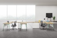Bureau de travail double moderne, table modulaire pour employés avec écran de confidentialité pour un espace de travail collaboratif