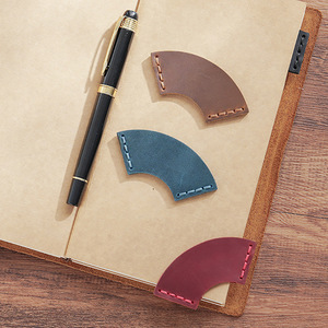 Nhà Máy Tùy Chỉnh Handmade Laser Cắt Thân Thiện Với Môi Nổi Hỗn Hợp Màu Sắc Dễ Thương Phong Cách Điên Da Bò Da Đánh Dấu - Product Image 1