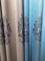 L'usine personnalise des tissus de rideaux à motifs de style européen de haute précision, utilisés pour les chambres à coucher et les salons.