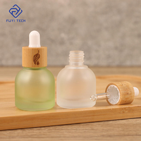 Faible MOQ 100 pièces Huiles essentielles Bouchon en bois de bambou naturel 10 ml Bouteille cylindrique en verre dépoli avec bouchon à vis Mini contenant de parfum de luxe