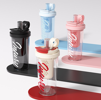Gobelet à café portable unisexe en plastique 550 ml, avec double paille et séparation pour le thé, design tendance et esthétique, vente en gros