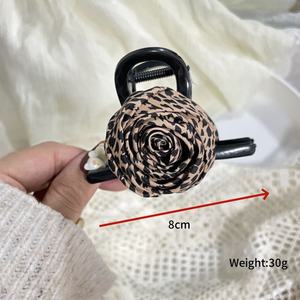 Nouvelle pince à cheveux coréenne à imprimé léopard avec fleur rose, pince à cheveux en plastique antidérapante pour femmes, accessoires de mode pour cheveux pour un usage quotidien - Product Image 3