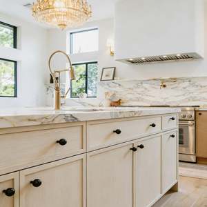 Armoire de cuisine moderne de luxe Balom avec portes à panneaux plats en bois gris clair et plan de travail en marbre - Product Image 3