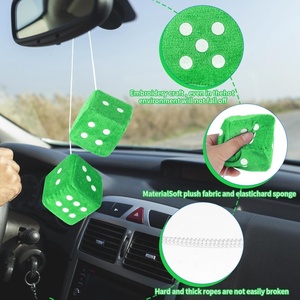 Dés en peluche verts personnalisés en usine avec points, rembourrés en coton PP écologique, jouet dés doux à suspendre à la voiture avec cordon - Product Image 2