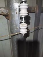 Soporte de Aislante de Acero Galvanizado en Caliente para Bobina de Cable Secundario, con 1/3/5/7 Ranuras, Soporte Cerámico, 0.3m de Longitud, Modelo D