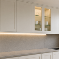 Gabinetes de Cocina Blancos Estilo Shaker de Calidad Profesional con Isla, Despensa y Módulos Preinstalados para Electrodomésticos para Construcción de Casas Nuevas