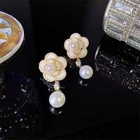 Anting-anting panjang mewah berhiaskan mutiara, rhinestones, dan bunga kamelia jarum perak untuk wanita, berlapis emas.