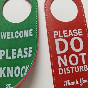 Panneau de porte « Ne pas déranger » en cuir PU écologique, design moderne, recyclable, logo personnalisé pour hôtel, bureau, usage domestique - Product Image 4