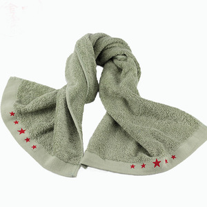 Serviette en coton vert militaire 35x85 cm avec étoiles rouges pour la formation militaire des étudiants et le team building - Product Image 1