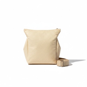Sac bandoulière unisexe en Tyvek écru, plissé sculpté, avec soufflet et fermeture éclair discrète, finition nickel mat, personnalisable avec logo, idéal pour le commerce. - Product Image 2